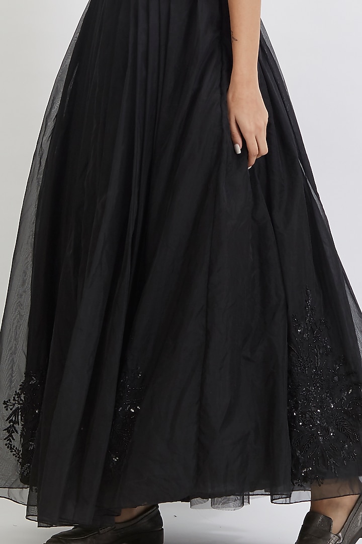 Black Hand Embroidered Lehenga Set by Peeli Dori at Pernia's Pop Up Shop