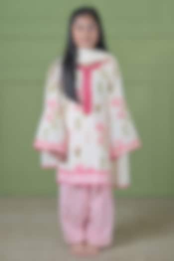 Off-White & Pink Cotton Lace Embellished Kurta Set For Girls by The Plum Bum at Pernia's Pop Up Shop