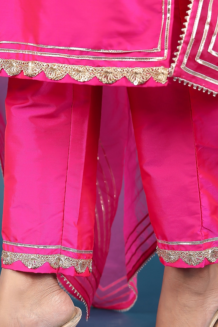 Pink Taffeta Silk Kurta Set by Pomcha Jaipur at Pernia's Pop Up Shop