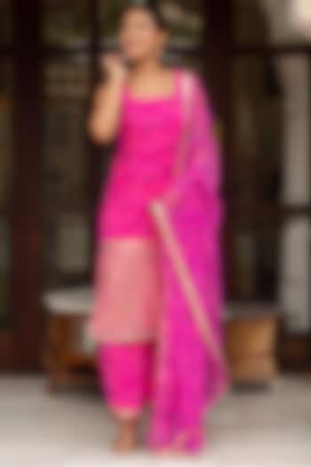 Pink Georgette Bandhej Kurta Set by Pomcha Jaipur at Pernia's Pop Up Shop