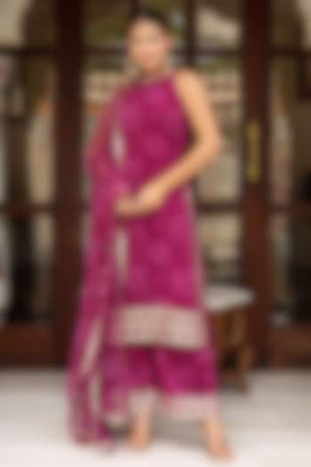 Cranberry Pink Georgette Bandhej Printed Kurta Set by Pomcha Jaipur at Pernia's Pop Up Shop