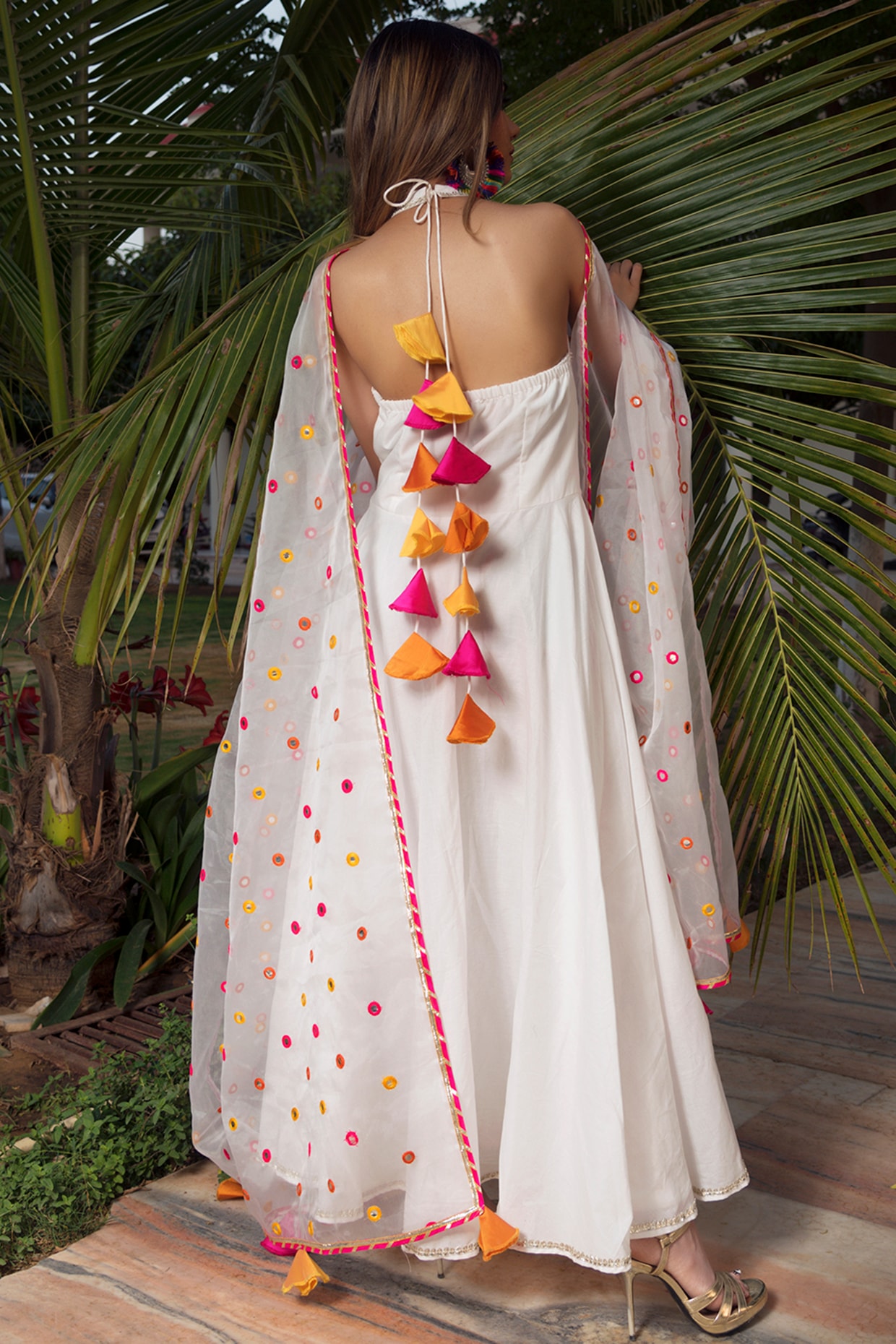 White anarkali hotsell with colourful dupatta