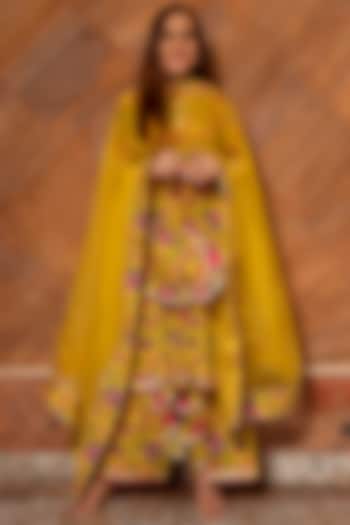 Yellow Embroidered Kurta Set by Pomcha Jaipur at Pernia's Pop Up Shop