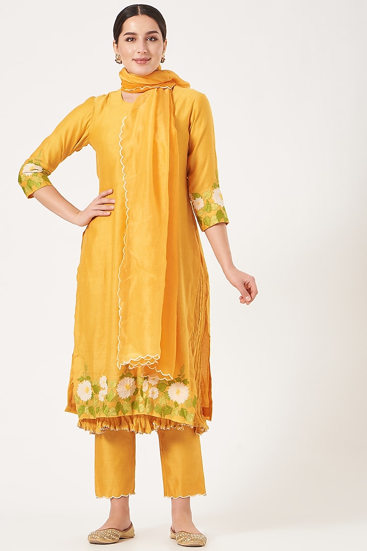 Yellow Embroidered Kurta Set by Made in Pinkcity at Pernia's Pop Up Shop