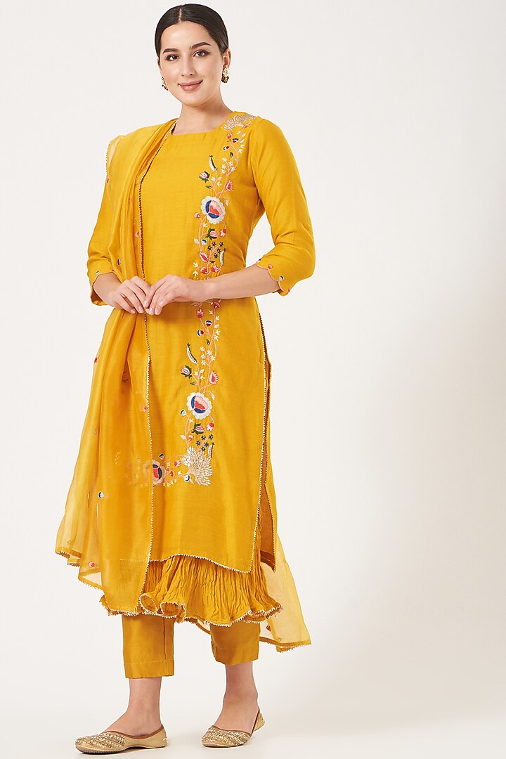 Yellow Embroidered Kurta Set by Made in Pinkcity at Pernia's Pop Up Shop