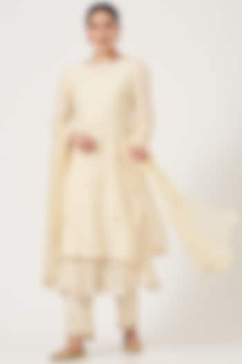 Off-White Embroidered Kurta Set by Made in Pinkcity at Pernia's Pop Up Shop