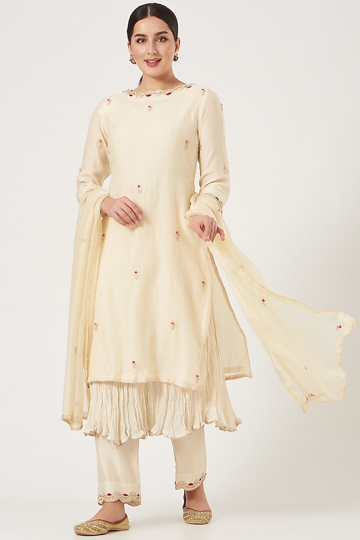 Off-White Embroidered Kurta Set by Made in Pinkcity at Pernia's Pop Up Shop