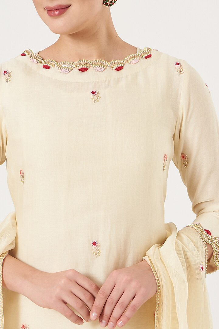 Off-White Embroidered Kurta Set by Made in Pinkcity at Pernia's Pop Up Shop