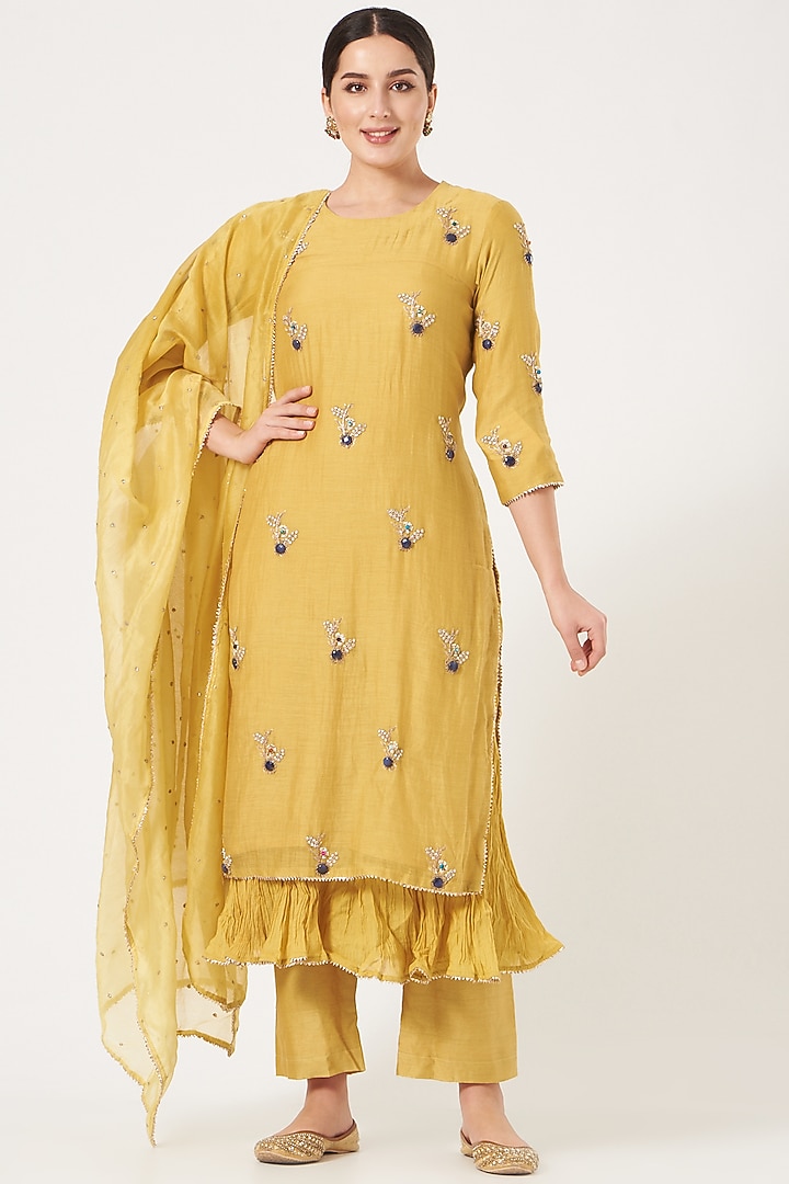 Yellow Embroidered Kurta Set by Made in Pinkcity at Pernia's Pop Up Shop