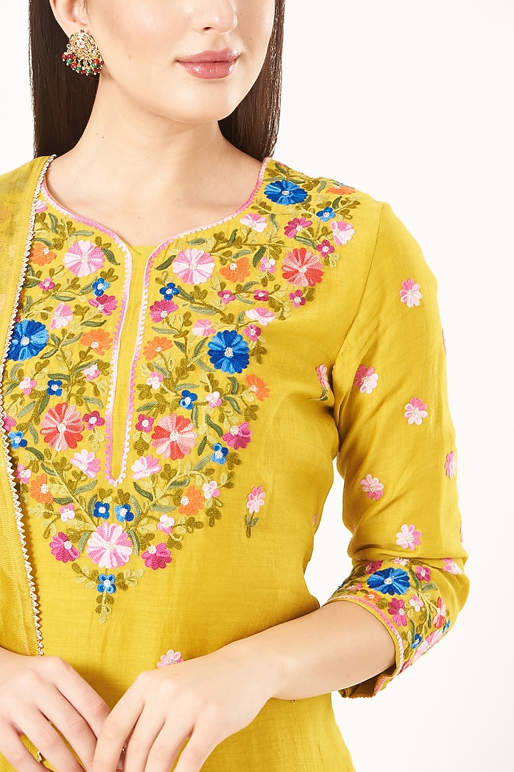 Yellow Embroidered Kurta Set by Made in Pinkcity at Pernia's Pop Up Shop