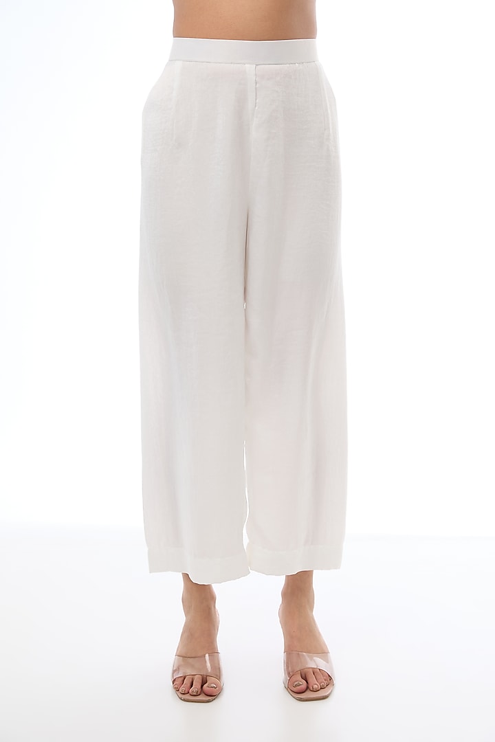 White Satin Thread Work Kaftan Set by Made in Pinkcity at Pernia's Pop Up Shop