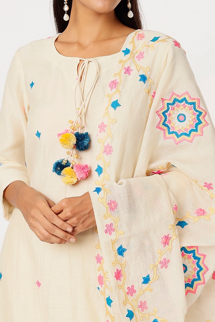 White Embroidered Kurta Set by Made in Pinkcity at Pernia's Pop Up Shop