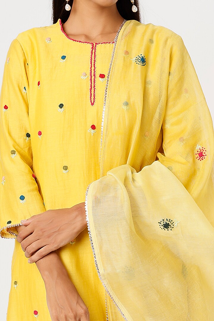 Yellow Hand Embroidered Kurta Set by Made in Pinkcity at Pernia's Pop Up Shop