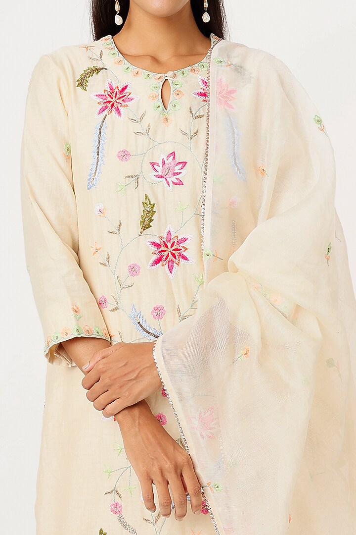 Off-White Embroidered Kurta Set by Made in Pinkcity at Pernia's Pop Up Shop