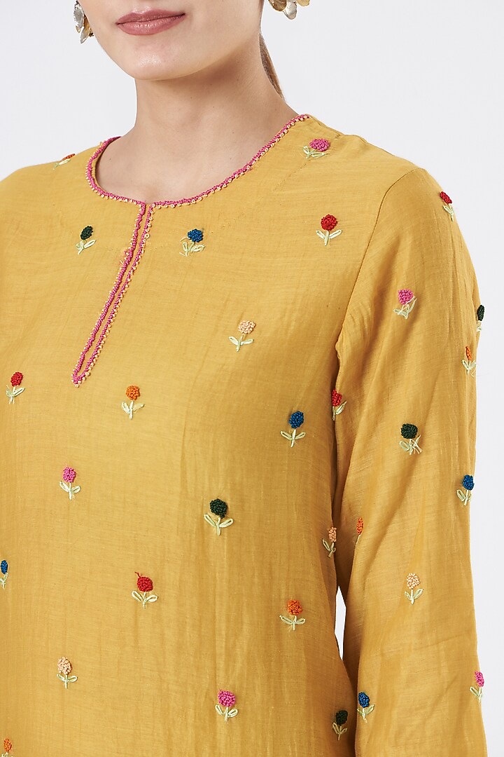 Yellow Hand Embroidered Kurta Set by Made in Pinkcity at Pernia's Pop Up Shop