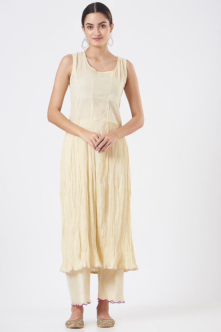Off-White Embroidered Kurta Set by Made in Pinkcity at Pernia's Pop Up Shop