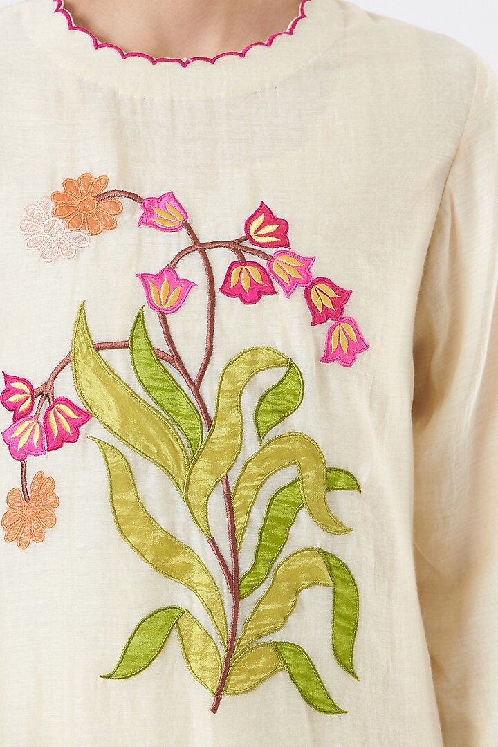 Off-White Embroidered Kurta Set by Made in Pinkcity at Pernia's Pop Up Shop