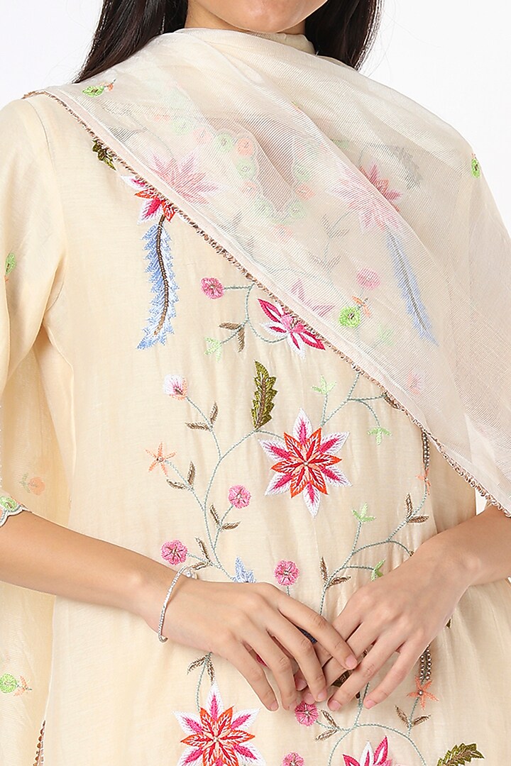 Off-White Hand Embroidered Kurta Set by Made in Pinkcity at Pernia's Pop Up Shop
