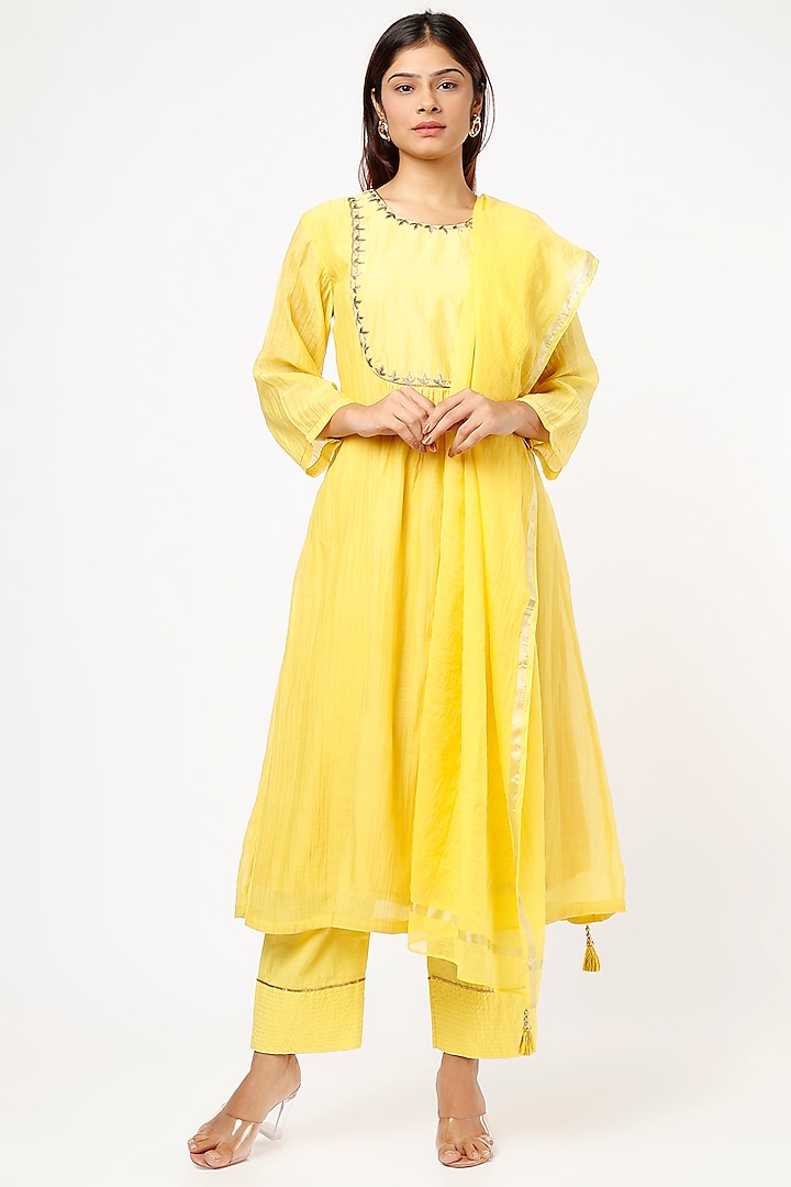 Yellow Chanderi Silk Kurta Set by Label Pankhuri by Priyanka