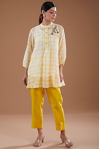 Yellow & Off-White Chanderi Hand Block Printed Short Kurta Set by Label Pankhuri by Priyanka