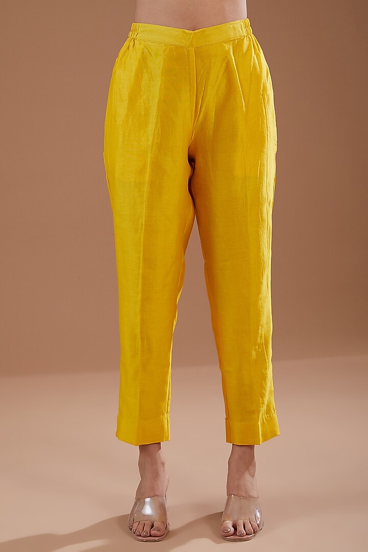 Yellow & Off-White Chanderi Hand Block Printed Short Kurta Set by Label Pankhuri by Priyanka at Pernia's Pop Up Shop