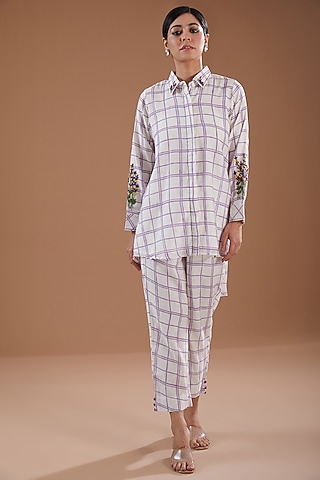 Mauve & Off-White Chanderi Hand-Block Printed Short Kurta Set by Label Pankhuri by Priyanka