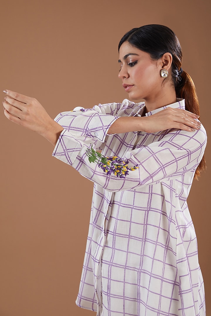 Mauve & Off-White Chanderi Hand-Block Printed Short Kurta Set by Label Pankhuri by Priyanka at Pernia's Pop Up Shop