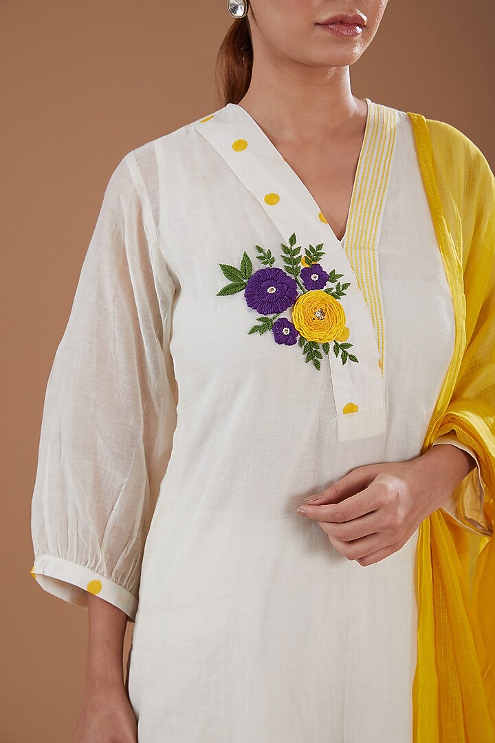 Off-White Chanderi Polka Dot Hand Embroidered Kurta Set by Label Pankhuri by Priyanka at Pernia's Pop Up Shop