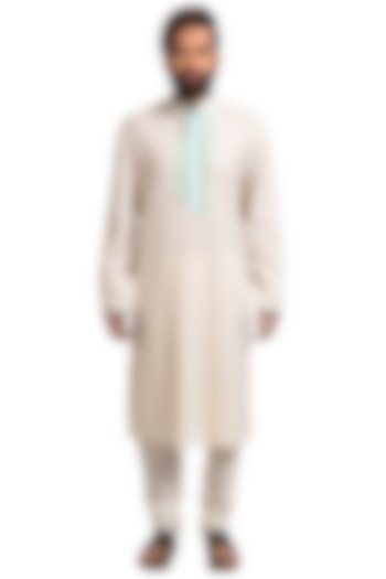 Off-White Hand Embroidered Kurta Set by Poonam Kasera at Pernia's Pop Up Shop