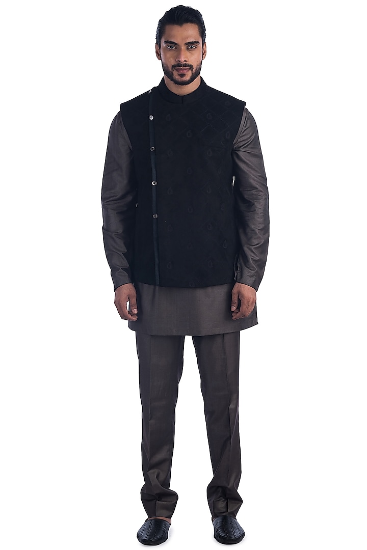 Black Embroidered Bundi Jacket With Kurta Set by Poonam Kasera