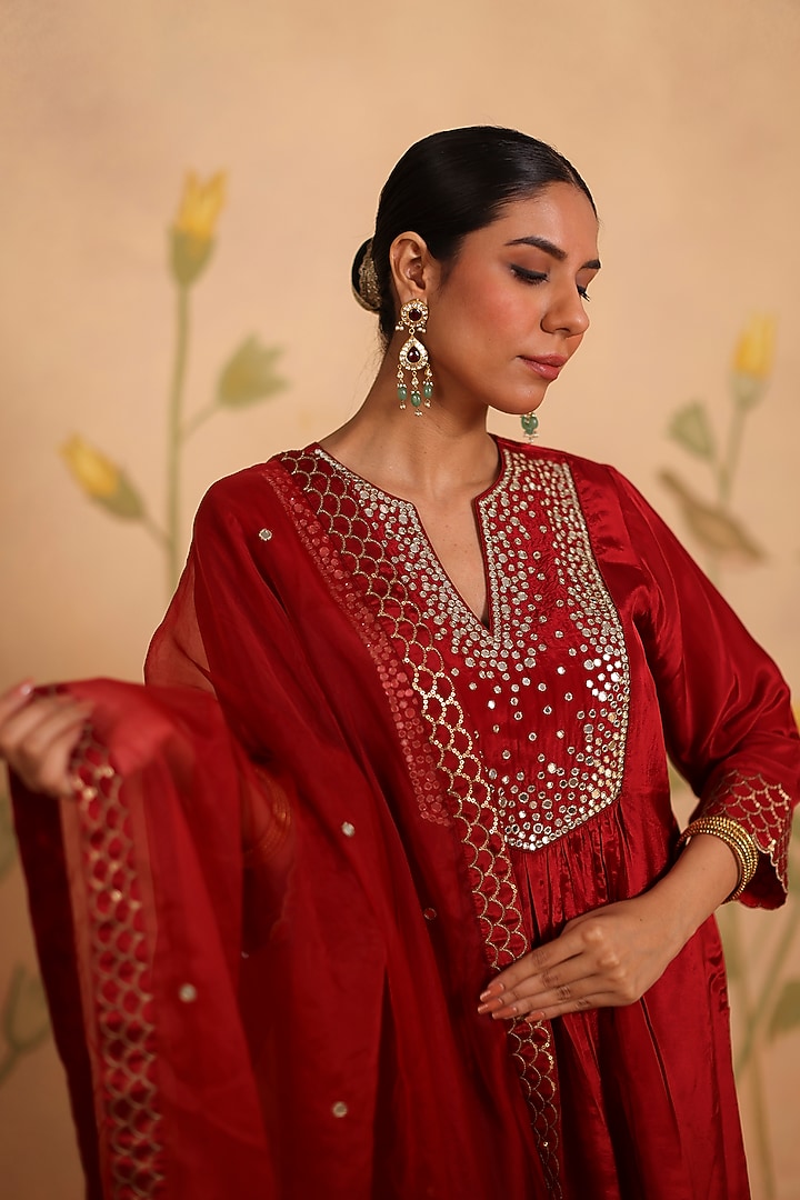 Maroon Habutai Silk MIrror Embroidered Kurta Set by Pouli at Pernia's Pop Up Shop