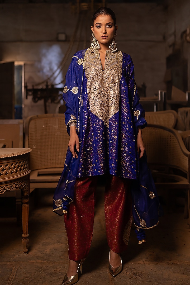 Blue Silk Aari Embroidered Short Kurta Set by Pooja & Keyur at Pernia's Pop Up Shop