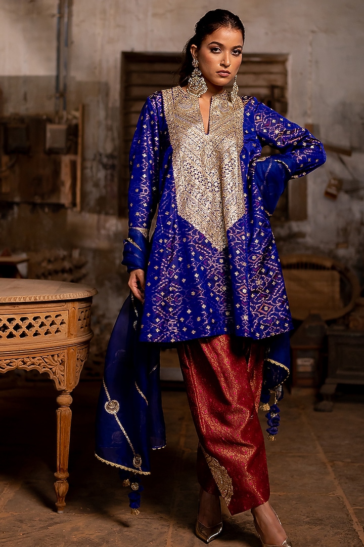 Blue Silk Aari Embroidered Short Kurta Set by Pooja & Keyur at Pernia's Pop Up Shop