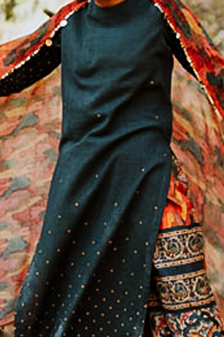 Green Embroidered Kurta Set by Pooja & Keyur at Pernia's Pop Up Shop