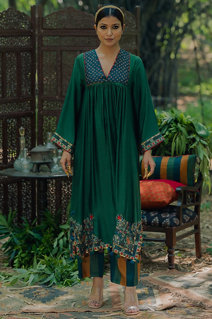 Green Silk Embroidered Kurta Set by Pooja & Keyur at Pernia's Pop Up ...