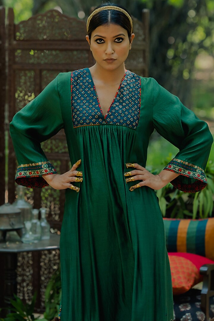 Green Silk Embroidered Kurta Set by Pooja & Keyur at Pernia's Pop Up Shop