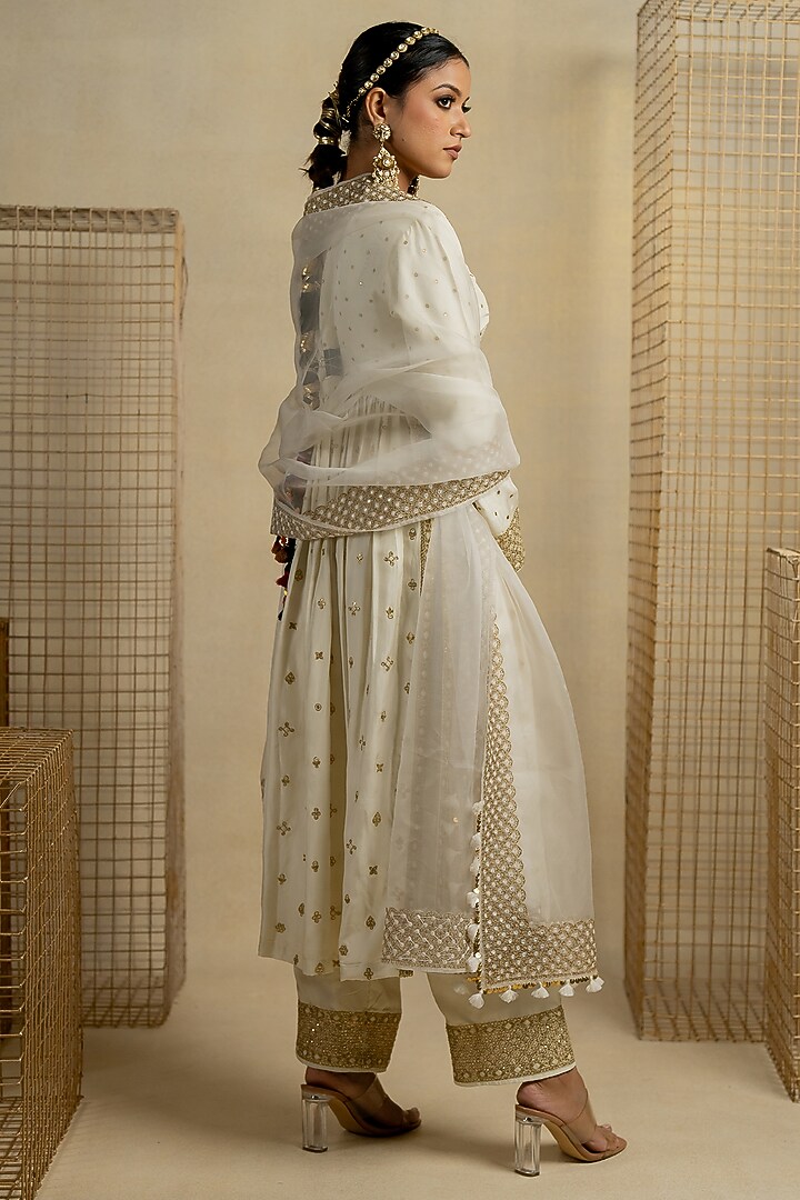 White Silk Aari Embroidered Wedding Anarkali Set by Pooja & Keyur at Pernia's Pop Up Shop