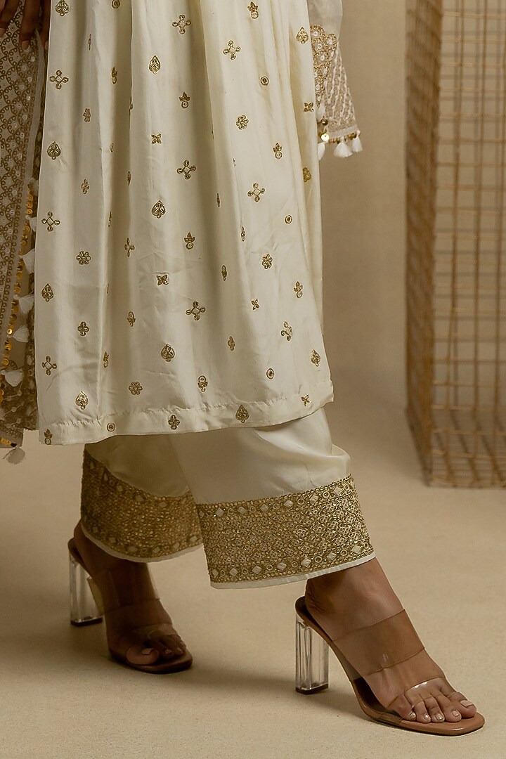 White Silk Aari Embroidered Wedding Anarkali Set by Pooja & Keyur at Pernia's Pop Up Shop