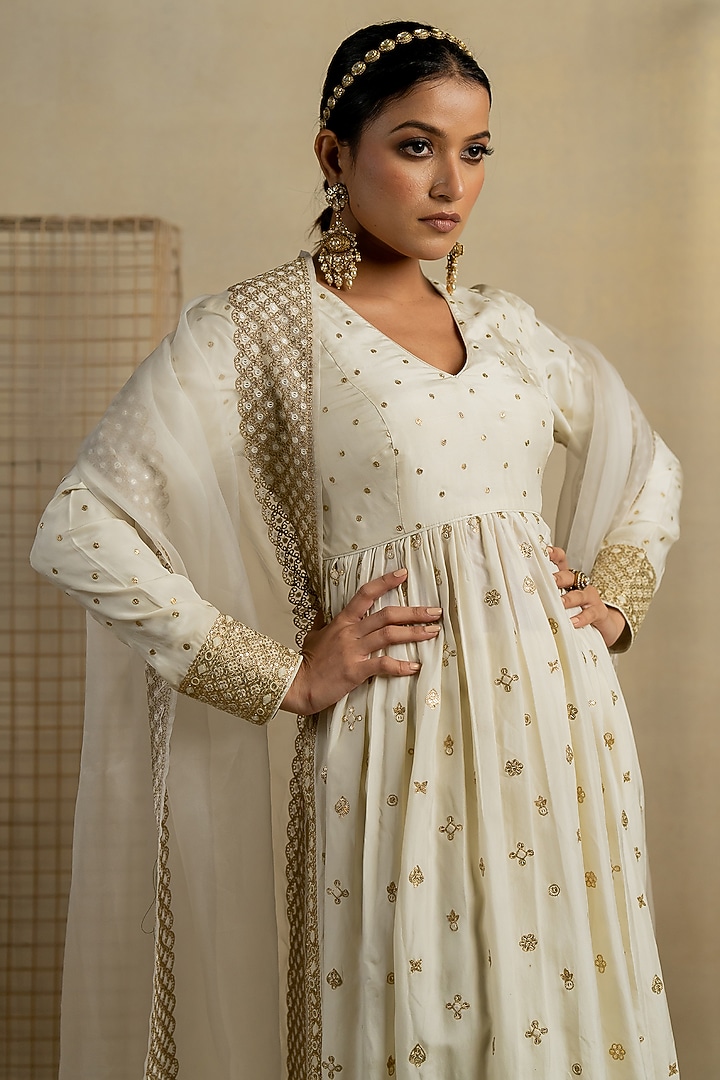 White Silk Aari Embroidered Wedding Anarkali Set by Pooja & Keyur at Pernia's Pop Up Shop