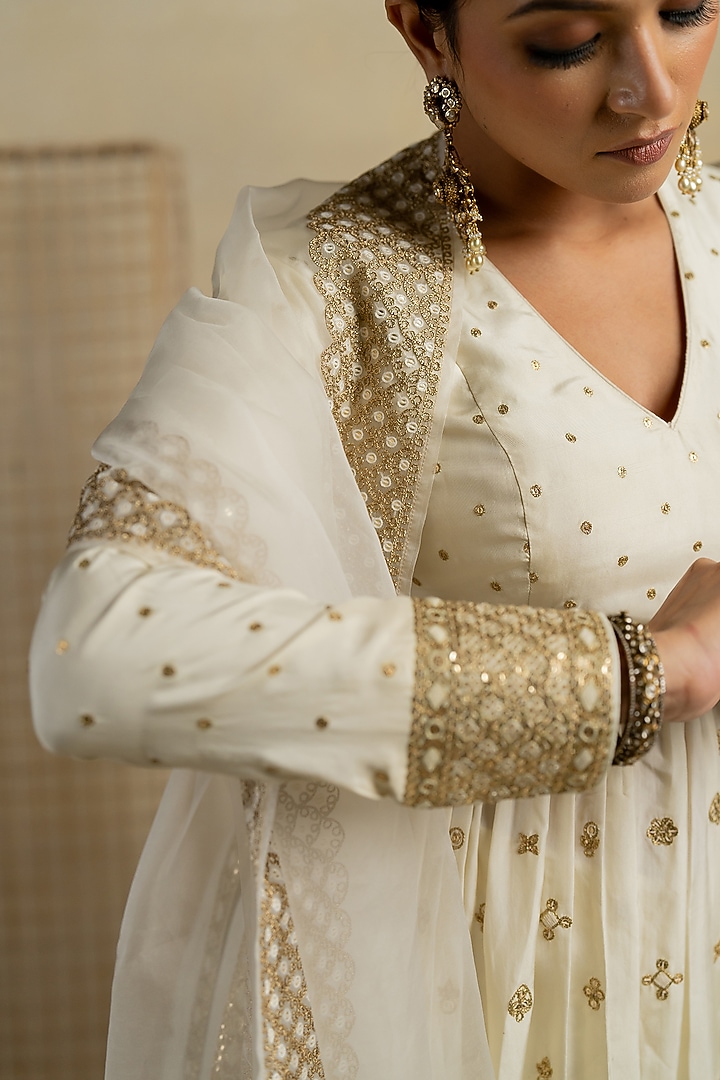 White Silk Aari Embroidered Wedding Anarkali Set by Pooja & Keyur at Pernia's Pop Up Shop