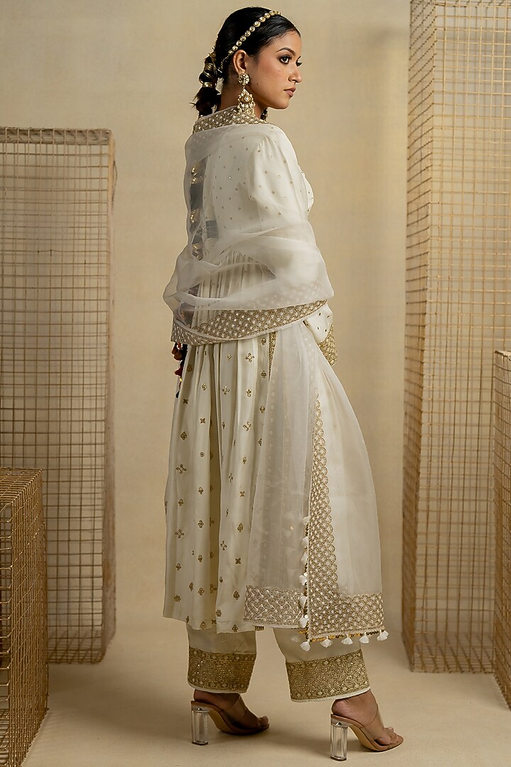White Tissue Aari Embroidered Dupatta by Pooja & Keyur at Pernia's Pop Up Shop