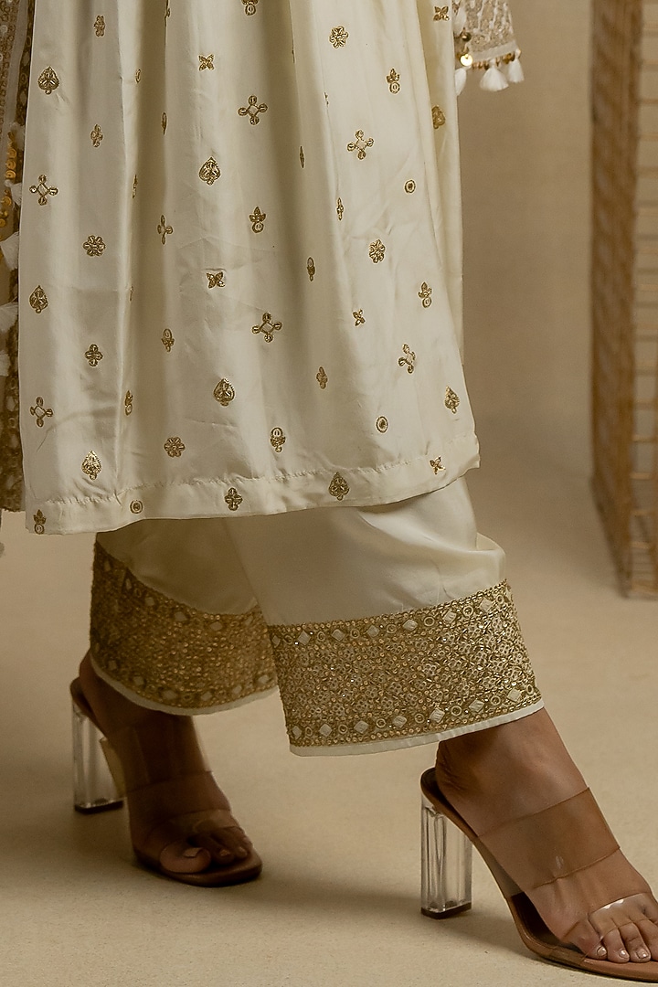 White Tissue Aari Embroidered Dupatta by Pooja & Keyur at Pernia's Pop Up Shop