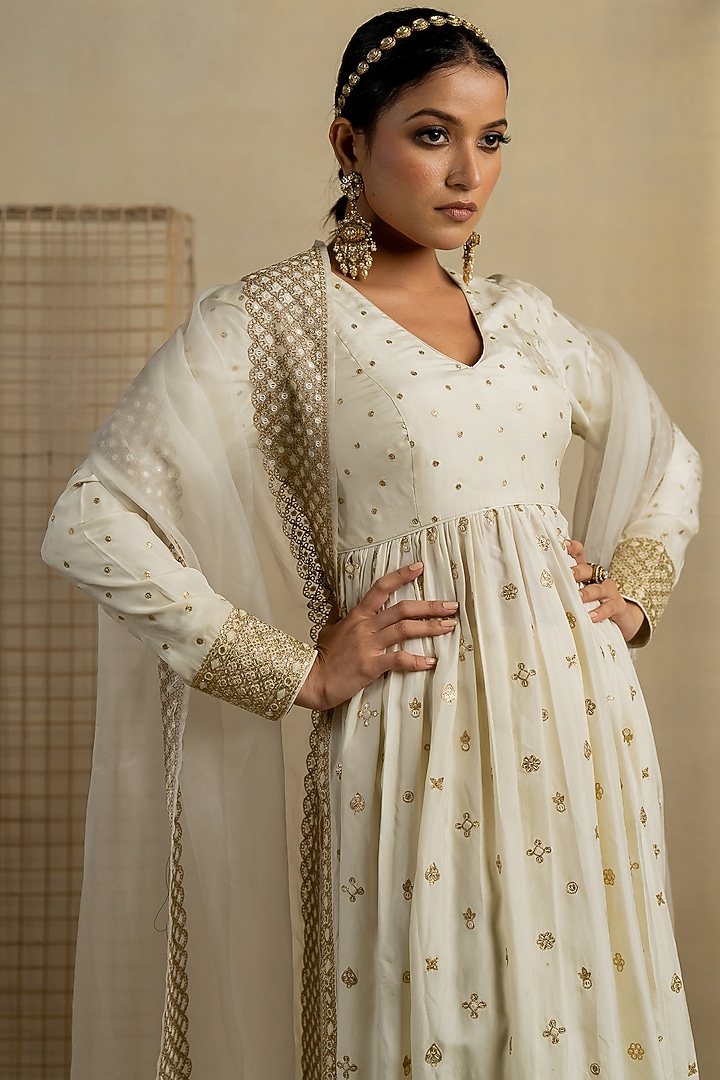 White Tissue Aari Embroidered Dupatta by Pooja & Keyur at Pernia's Pop Up Shop
