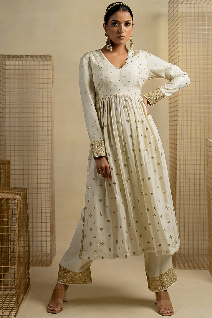White Tissue Aari Embroidered Dupatta by Pooja & Keyur at Pernia's Pop Up Shop