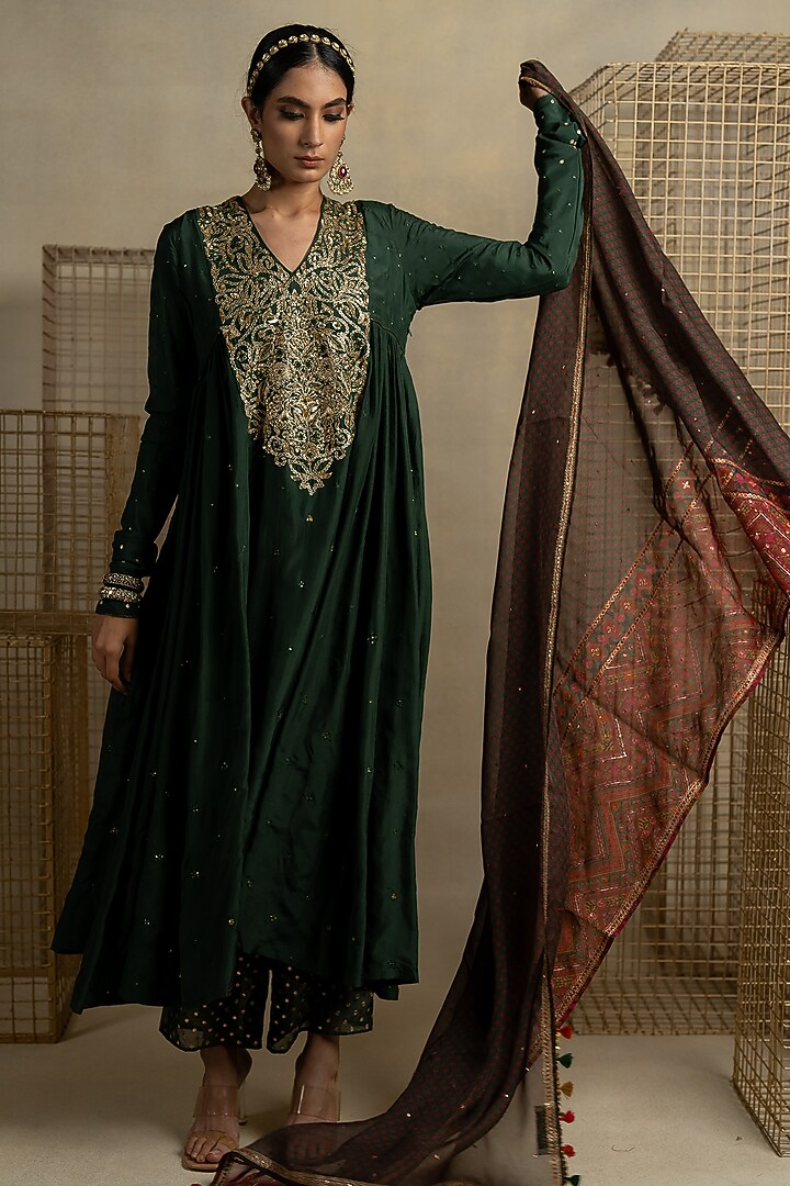 Brown Organza Aari Embroidered Dupatta by Pooja & Keyur at Pernia's Pop Up Shop