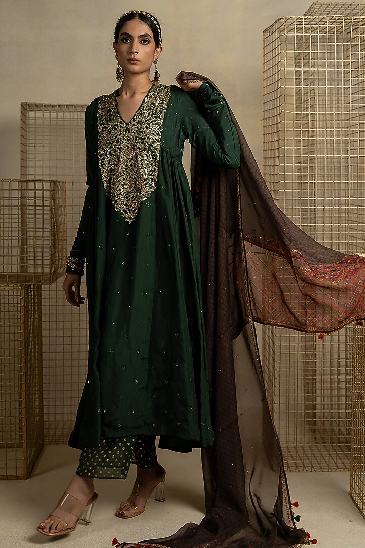 Brown Organza Aari Embroidered Dupatta by Pooja & Keyur at Pernia's Pop Up Shop