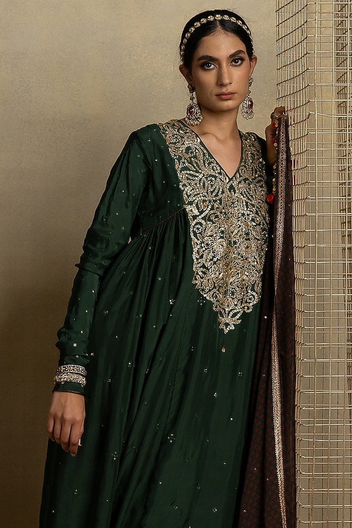 Brown Organza Aari Embroidered Dupatta by Pooja & Keyur at Pernia's Pop Up Shop