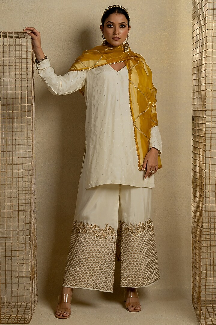 White Silk Aari Embroidered Kurta Set by Pooja & Keyur at Pernia's Pop Up Shop