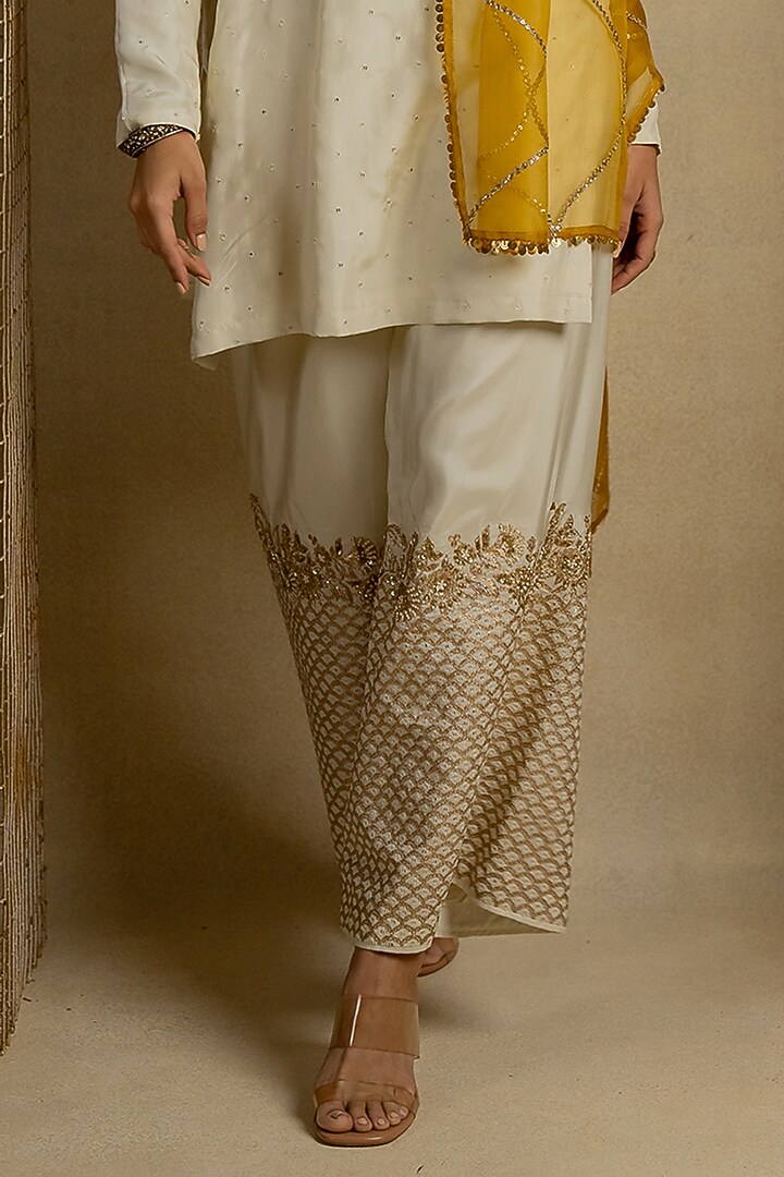 White Silk Aari Embroidered Kurta Set by Pooja & Keyur at Pernia's Pop Up Shop