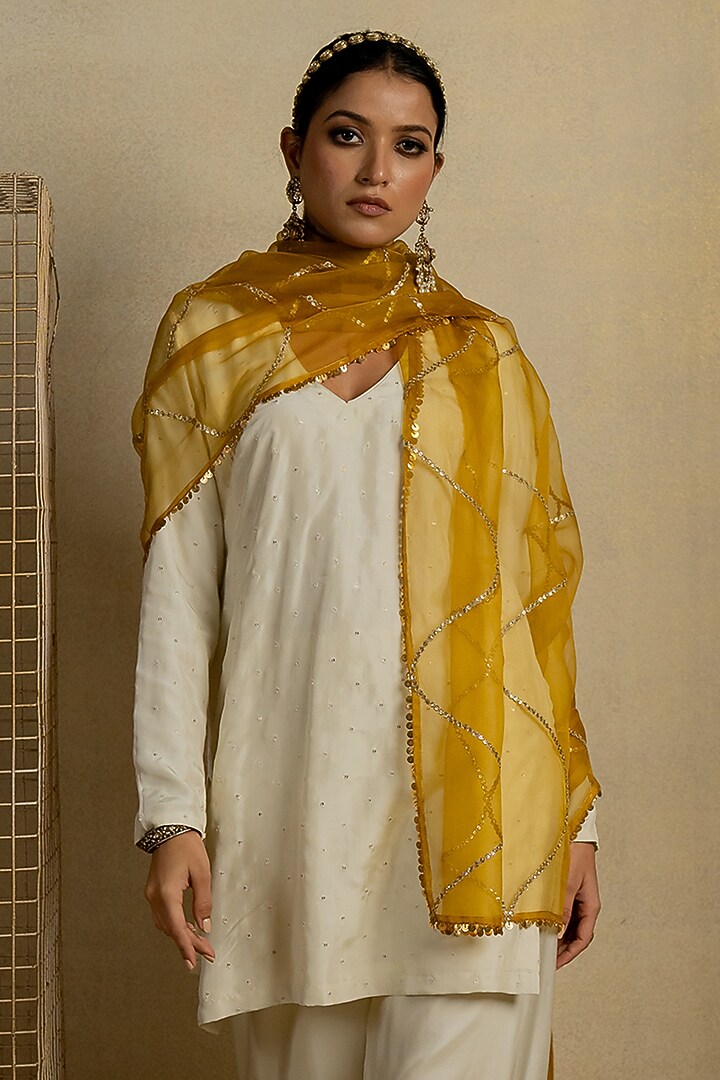 White Silk Aari Embroidered Kurta Set by Pooja & Keyur at Pernia's Pop Up Shop